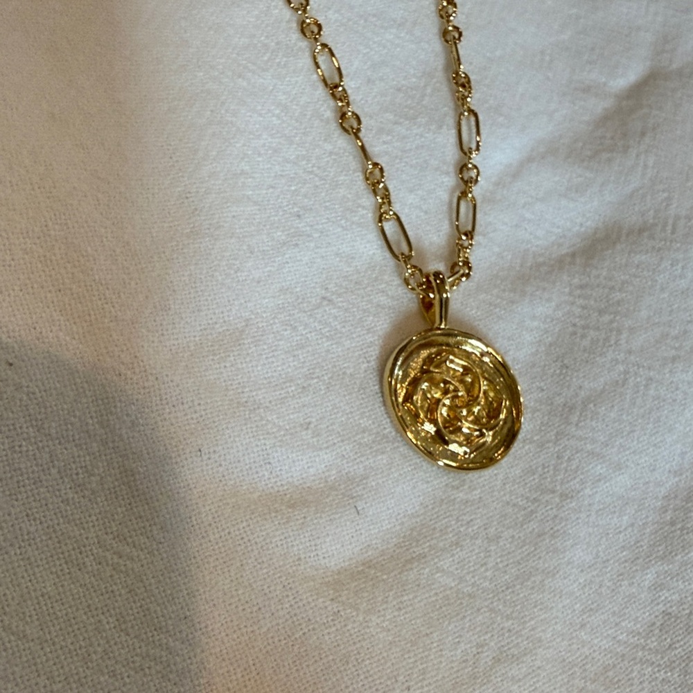 Kendra Scott Elegant Gold Pendant Necklace